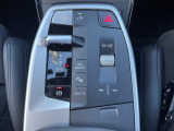 【シフトノブ】BMWの高性能オートマチックは、ATセレクトレバーを左側に倒すことで、通常の「D」から「S」(スポーツ)または「M」(マニュアル)へと切り替えが可能です