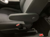 運転席の画像です。十分なスペースがあり、ゆったりした状態で運転していただけます♪