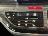 デュアルエアコンを装備!運転席と助手席でそれぞれお好みの温度に設定できるため、体感温度の違いにも対応できます。同乗者と一緒のドライブを、より快適に過ごせる嬉しい装備です。