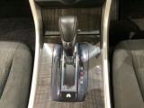 CVT車のセレクトレバーです。低速から高速まで、変速ショックのないスムーズな走りを実現するとともに、エンジン効率のよい領域を維持することで燃費にも貢献します。