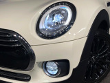 ●LEDヘッドライト:夜間走行時も良好な視界を確保し安心して運転できる高輝度LEDヘッドライトを装備!点灯速度が早く、消費電力も抑えられています。