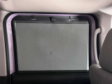 【後席ロールサンシェード】日差し対策だけでなく、夏場は車内の温度上昇もできるだけ防ぎ、エコ走行につながります。