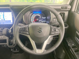 インテリアに合わせたデザインのステアリングは、運転される方のことも考え、運転しやすい形状、大きさです。是非一度、実際に触ってお確かめください。
