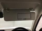 運転席のサンバイザーは照明付きのバニティミラーがついています。