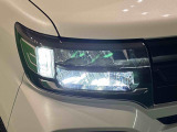 対象物が見やすく白く明るい光で夜間走行をサポートするフルLEDヘッドランプ(クリアランスランプ、マニュアルレベリング機能付き)を装備