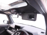 運転席サンバイザー裏にバニティミラー。気になった時にサッと身だしなみチェック。
