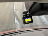 【別途SDカードの購入が必要です。また社外品は保証対象外となります。】運転中の映像・音声などを記録して、交通事故やトラブルが起きた時の正確な状況把握に役立つドライブレコーダーが装着済。