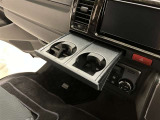 便利なカップホルダーを装備しています。缶ジュースを開けて運転していると振動で倒れないかヒヤヒヤ、意外と置き場に困るもの。 意外に重要な装備ですね。