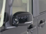 ◆ドアミラーウインカー◆ドアミラーにウインカーを装備しています。対向車に自身の進行方向を合図し安全に運転できます。