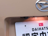 後退時に車両の後ろ側をモニター画面に表示します。車庫入れなどでバックする際に後方確認ができて便利です。車庫入れが苦手な人もこれで安心。