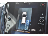 トップビュー:4つのカメラの画像を合成して自車を上からみたような映像を表示し、発進時や駐車時等の車両周囲の状況をサポート。また同時にフロント/サイド/リヤ画面や後退時ブレーキアシスト検知画面も表示可