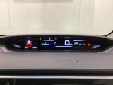 中央にデジタル表示のスピードメーターを配したハイブリット専用メーターになっています。左側のインフォメーション画面で燃費などの情報を確認できます。