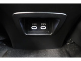 後部席へ乗車して携帯電話などを充電する時に前から配線を伸ばすとごちゃごちゃして邪魔になりがちですよね。そんな煩わしさを解消する後席側USBポート☆