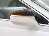 走行中、ドアミラーでは確認しにくい後側方エリアに存在する車両を検知し、ドアミラーのインジケーターが点灯するブラインドスポットモニター装備しています