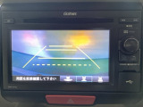 バックでの車庫入れも安心です!リアカメラが付いているバックモニター付のディスプレイオーディオを装備しております。操作線もついており距離感も画面から確認できます。