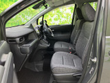 前席まわりは視界が広く、運転席と助手席が並ぶ落ち着いた空間です。シートは身体を支える形状で、乗り降りもしやすく、通勤やお出かけなど幅広い場面でお使いいただけます。