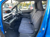 前席からフロントまわりを見渡しやすく、運転席と助手席が横並びのすっきりした室内です。座面にはゆったりと腰掛けられる形状を採用し、ドア側からの乗り降りもしやすい配置となっています。
