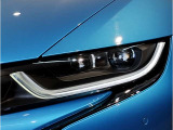 BMWの伝統の丸目4灯ヘッドライトでございます。LEDライトで視認性もよく明るく安全性の向上につながります。