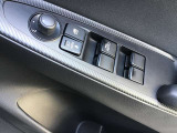 ドアミラー調整スイッチとパワーウィンドウスイッチを運転席ドアに集中させています
