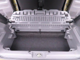 デッキボードを下げて底深のラゲージスペースに。背の高い荷物も安定して積めます。