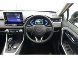 スポーティームード溢れる運転席周りですね。 クイックなドライビングに対応できるよな運転席回りになっています。 ドライブがますます楽しくなりますね!