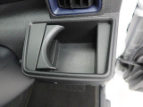 【カップホルダー】エアコン吹き出し口下部に設置されていますので使いやすさバッチリ!運転席から手の届くちょうどの位置です!
