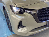 ヘッドライトはL字型の光で前を見据える表情をつくり、マツダの魂動デザインを際立たせます。アダプティブLEDが先行車や対向車の状況に応じて照射を調整し、見やすさと周囲への配慮を両立します。