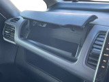 ダッシュボード助手席側上部にインストアッパーボックスがあり、収納に便利です。