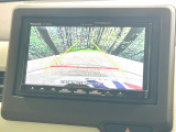 【バックカメラ】駐車時に後方がリアルタイム映像で確認できます。大型商業施設や立体駐車場での駐車時や、夜間のバック時に大活躍!運転スキルに関わらず、今や必須となった装備のひとつです!