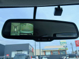 リヤカメラで車両後方の映像をルームミラーに表示しクリアな後方視界を確保するするスマートルームミラー!