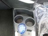 運転席・助手席用と2つのカップホルダーを装備しています。