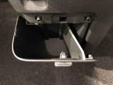 収納ボックスがついており便利に使用出来ます。
