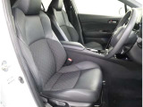 高いホールド性で運転姿勢が安定します。長距離ドライブでも疲れにくいのが魅力です。快適なドライビングライフをお送りください♪