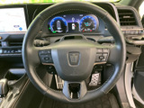 手元に複数のスイッチがまとまり、運転姿勢を保ちながら各種機能を扱いやすいステアリングです。メーターや画面を見ながら手元で操作でき、日常の運転を便利にサポートします。握りやすい形状もポイントです。
