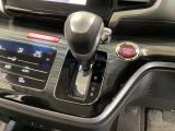 CVT車のセレクトレバーです。低速から高速まで、変速ショックのないスムーズな走りを実現するとともに、エンジン効率のよい領域を維持することで燃費にも貢献します。