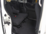 運転席は大きな座面と包み込むような背もたれが身体全体を支えます。上質なシートを採用し長時間の運転やコーナーの多い道も快適です。座ったときの頭上スペースも余裕たっぷりでロングドライブも楽チンです。