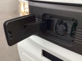 充電口はフロントグリルに配置されています。