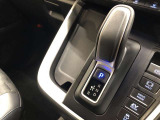 操作しやすいATシフトです。シフトチェンジを気にしなくてよいので運転だけに集中できますね。自然と手に届くところにある、手になじむ形状のシフトノブがいいですね。