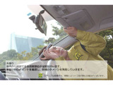 室内から確認できる溶接部位の確認をおこないます。車種特有のポイントを確認し、車両のダメージを発見していきます。