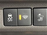 【ワイパーデアイサー】ワイパーが凍って動かない!そんな時はスイッチを入れることで、ワイパー付近の電熱線が温められ、ワイパーが動かせるようになります。寒冷地や冬期に役立つ機能です。