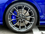 「R」専用オプションの19インチ純正アルミホイール+235/35R19タイヤを装着。DCC(アダプティブ・シャシ・コントロール)付きで、スポーティかつ快適な乗り心地を実現します。