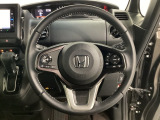 ハンドルにHondaセンシング系のクルーズコントロールやレーンキープアシストなどのスイッチと、オーディオの操作スイッチが装備されています。ハンドルから手を離さず安全に操作できます。