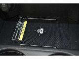携帯電話を置くだけで充電が可能です!