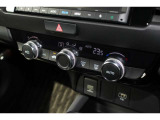フルオートエアコンを装備。車内の温度設定だけでなくPM2.5にも対応した高性能集塵フィルターも装備しており車内はいつも快適空間♪