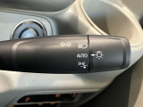 車外の明るさに応じでライトを点灯、消灯してくれるオートライト機能です☆お天気の良い昼間のトンネル走行などオートにしてると便利で安心です☆エンジン停止時にライトの消し忘れも無くなります☆