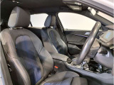 【コックピットシート】BMW車の主役席。車体中央にくる様に配置し車両重心とが一致する事でドライバーと車との一体感あるドライビングを実現。人間工学に基づき形成した形状が長時間のドライブ疲労も軽減します!