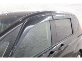 オプションのドアバイザーが装備!!タバコ・ペットなどの臭いが室内にこもるのが嫌な方、換気機能はもちろんのこと降雨時にも少しだけ窓を開けておくことが可能です!