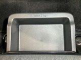 【助手席シートアンダーボックス】運転用の替え靴や、車内に常備したいこども用品、着替えた服などを収納できます★