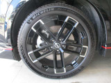 ■8.5Jにワイドリム化されたNISMO専用エンケイ製20インチアルミホイール!(255/45R20-105W)【左前/2024年13週 溝6mm。その他全て/2024年22週 溝6mm。】