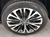 【純正アルミホイール】です!車両デザインに合わせてホイールをデザインしているため、見た目にもカッコイイ!アルミホイール。洗車もラクチンでスチールホイールのように錆ません。